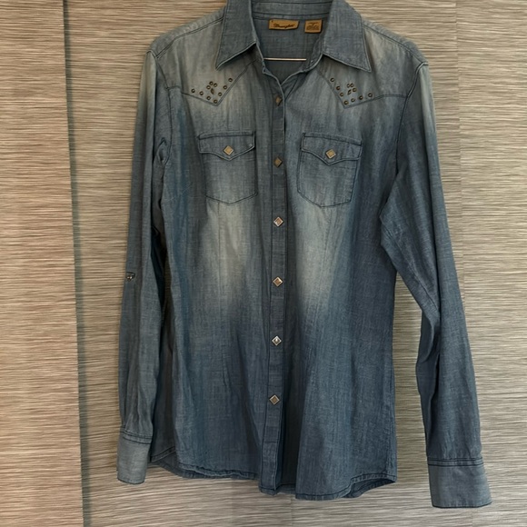 Wrangler Tops - Wrangler denim button down shirt